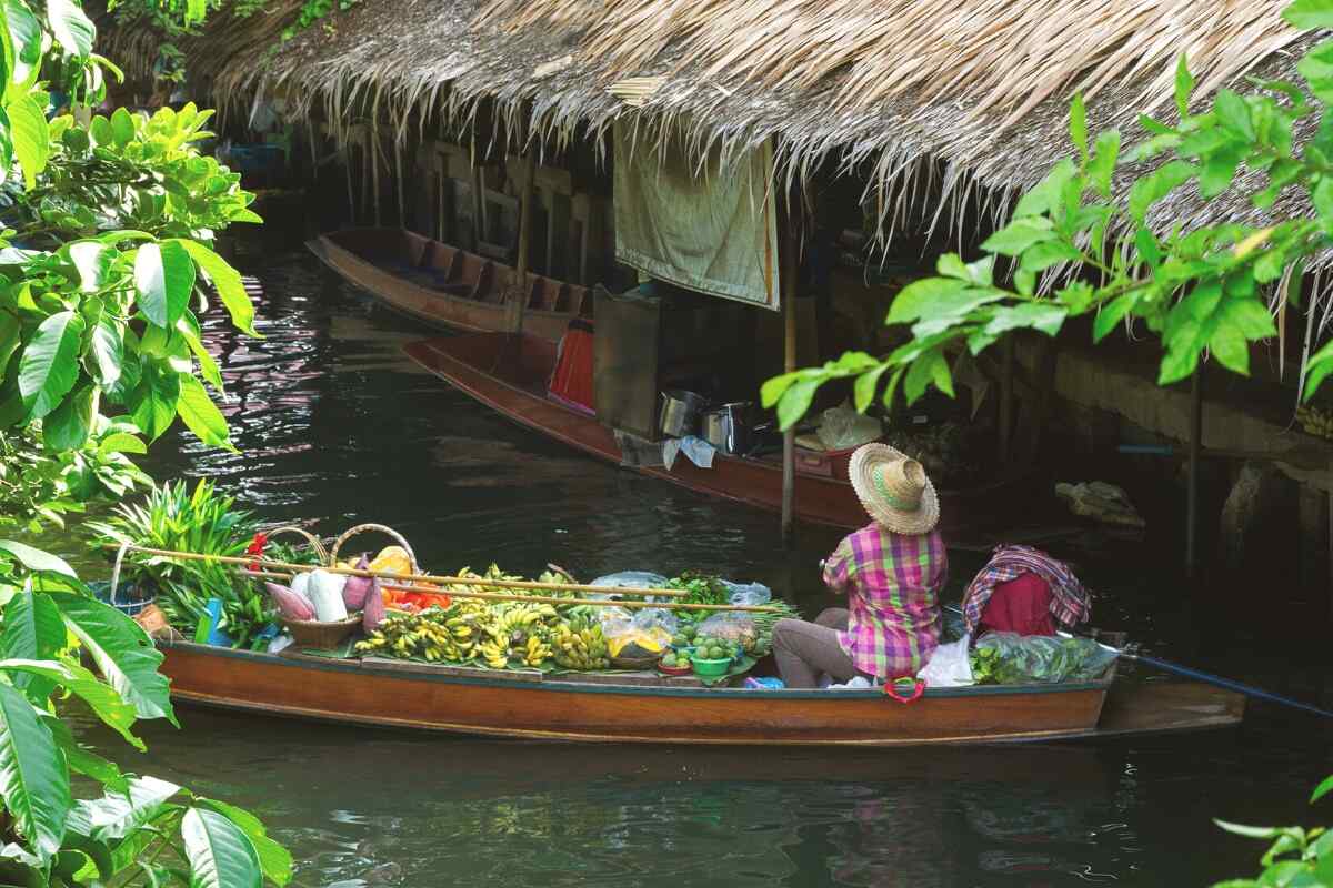 lat mayom floating market