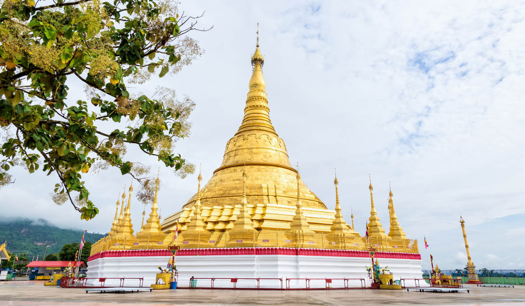 Tachileik_Shwedagon_pagode_doree